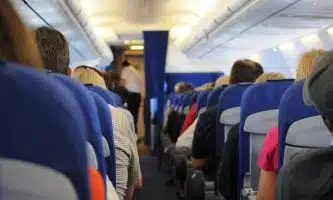 Les meilleures astuces pour un long trajet en avion sans stress