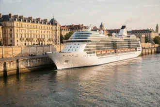 Paquebot de croisière amarré au port de Bordeaux avec les quais historiques en arrière-plan